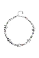 Collar de cadena con cuentas metálicas plateadas, cristales facetados de colores y dijes en forma de estrella.