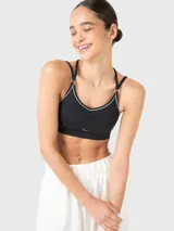 Top deportivo negro con detalle de vivo blanco en el escote, tirantes finos ajustables que se cruzan en la espalda y fruncido central en el pecho. Incluye almohadillas removibles.