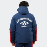 Campera de abrigo con capucha, diseño en bloques de color azul, rojo y blanco. Presenta cierre frontal, bolsillos laterales y el escudo del Club Nacional de Football junto al logo de Umbro en el pecho.
