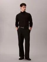 Remera de manga larga con cuello alto tipo tortuga, confeccionada en tejido de punto ponte. Presenta un diseño minimalista con logo de la marca bordado discretamente en el cuello.