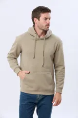 Canguro con capucha y cordones ajustables, confeccionado en felpa lisa color beige, con un pequeño bordado en el pecho.