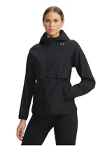 Campera deportiva impermeable de mujer, con capucha ajustable, cierre frontal completo, bolsillos laterales con cremallera y detalles reflectantes. Confeccionada con tecnología UA Storm que repele el agua y tejido elástico en cuatro direcciones para mayor libertad de movimiento.