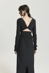 Top de manga larga color gris topo, ajustado al cuerpo, con escote barco y frunces laterales y en las mangas.