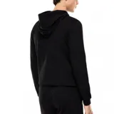 Sudadera con capucha (canguro) de color negro, corte estándar, con bolsillo canguro frontal. Presenta el logo grande de EA7 Emporio Armani en color dorado/beige en el pecho, con el texto 'EMPORIO ARMANI' debajo.