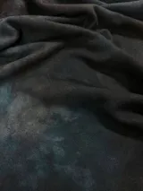 Almohadón cuadrado de lana color beige, con diseño geométrico en relieve. Relleno con funda de algodón, guata y restos textiles.