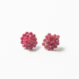 Par de aros tipo caravanas con diseño esférico compuesto por múltiples cuentas de cristal facetado en color rojo.