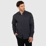 Camisa de manga larga color negro, confeccionada en Tencel con cierre frontal de botones y cuello camisero clásico.