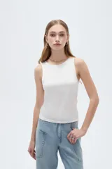 Musculosa blanca de corte ajustado, con cuello redondo y diseño sin mangas.