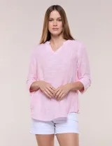 Blusa de silueta relajada con textura tramada, color azul con rayas verticales en tonos rosados, celestes y amarillos. Cuenta con cuello mao abierto en V y mangas tres cuartos amplias con pequeña abertura lateral en el puño.