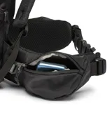 Mochila Wildwood Heights de 45L color negro con tecnología Omni-Shield, diseño amplio y compartimento principal con cierre de cordón ajustable.