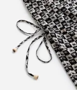 Enterito corto de viscosa con estampado de cuadros y cocoteros, escote en U y breteles ajustables. Tiene lazos laterales en la cintura.