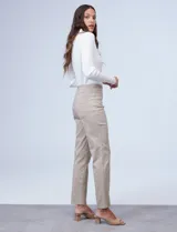 Pantalón color beige de gabardina elastizada, marca Ruby Rd. Delantera con bolsillos simulados y trasera con bolsillos aplicados. Corte recto.
