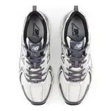 Championes New Balance modelo 530, color blanco con detalles en gris y azul marino, confeccionados en malla transpirable y material sintético, con tecnología ABZORB en la entresuela.