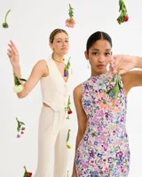 Pantalón de vestir color beige, de corte recto y talle alto, con pinzas frontales y cierre con cremallera, botón y gancho metálico.