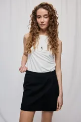 Short cruzado de tiro medio con diseño frontal tipo falda, color negro, de líneas simples y calce cómodo.