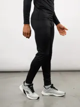 Calza larga térmica de compresión color negro, confeccionada en tejido técnico elástico con costuras reforzadas para mayor soporte y movilidad.