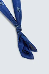 Bandana cuadrada de algodón con estampado paisley clásico en tonos azules.