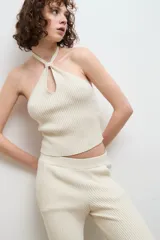 Top halter negro de punto acanalado con cuello halter y abertura en forma de gota en el centro del pecho.