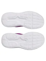 Championes de running Under Armour modelo Phade RN 3, color fucsia con suela blanca. Presentan parte superior de malla transpirable, logo de la marca en el lateral y entresuela de EVA para mayor amortiguación.