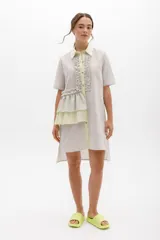 Vestido camisero color ladrillo con cuello, cartera y volados frontales y laterales en lino color lima. De calce relajado y mangas cortas.