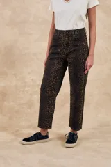 Pantalón de jean recto con estampado animal print en tonos marrones y negros.
