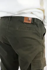 Pantalón cargo verde oliva de gabardina, con bolsillos laterales y corte recto.