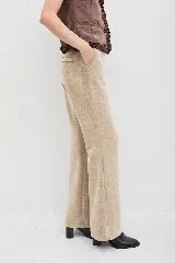 Pantalón de vestir de terciopelo con corte ligeramente acampanado, confeccionado en una mezcla de poliéster y elastano con textura suave.