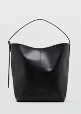 Bolso shopper de cuero vacuno en color negro, con diseño estructurado, costura central vertical, asa de hombro ajustable y cierre magnético.