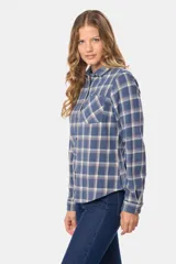 Camisa de viyela a cuadros en tonos pastel, con cuello clásico, cierre frontal de botones y bolsillo en el pecho.