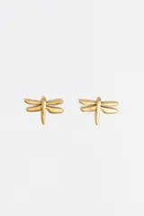 Caravanas tipo botón con forma de libélula, confeccionadas en latón con acabado dorado.