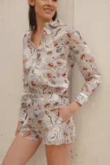 Camisa de lino y algodón con estampado de lobos, besos y la palabra 'Amour' en gris, blanco y naranja. Calce recto con cuello solapa.