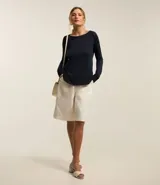 Suéter de punto color celeste, con cuello redondo y mangas largas.