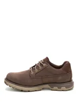 Zapatos Caterpillar modelo Pursue Lo, color marrón, confeccionados en nubuck con forro de malla transpirable. Presentan cierre de cordones, entresuela de EVA ligera y suela de goma resistente inspirada en el diseño de tractores para mayor tracción.
