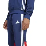 Pantalón deportivo Adidas Essentials, color azul marino con detalles en blanco y rojo. Presenta cintura elástica con cordón ajustable, bolsillos laterales y puños elásticos en los tobillos.
