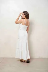 Vestido largo beige con tirantes finos, escote en V y detalles de inserciones de encaje broderie en la cintura y en la falda escalonada.