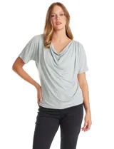 Remera de modal con cuello volcado y mangas cortas, de corte holgado y caída fluida.