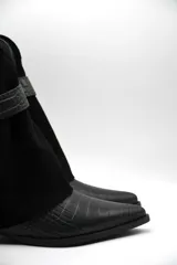 Bota corta de diseño sofisticado que combina texturas. Presenta puntera en cuero grabado tipo croco y caña en gamuza suave. Incluye una correa decorativa con hebilla metálica en el tobillo y taco bajo.