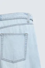 Jeans flare fit confeccionados en denim de algodón de tejido rígido, color celeste claro. Presentan diseño de cintura efecto revés, cinco bolsillos, tiro medio y cierre frontal con cremallera y botón.