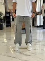 Pantalón cargo de jean color celeste, de corte oversize, con bolsillos laterales amplios en los muslos y bolsillos frontales superiores.