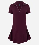 Vestido corto de color bordó confeccionado en tejido rib de algodón. Posee cuello polo con detalle de línea contrastante, escote en V y mangas cortas, con un calce ajustado de estilo deportivo.