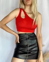 Minifalda negra de ecocuero con cierre metálico frontal y dos bolsillos delanteros.