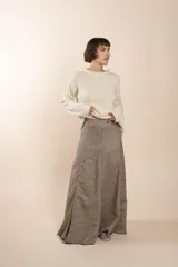 Falda larga color marrón con textura, corte a la cintura y ruedo amplio.