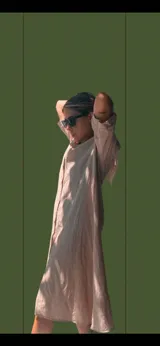 Vestido camisero midi color verde oliva, con cuello clásico, mangas cortas con trabillas y botones dorados, y cierre frontal con botones dorados.