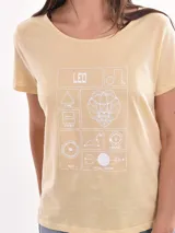 Remera color crema con estampado de figuras geométricas en blanco.