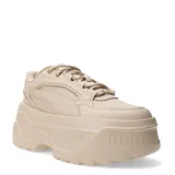 Championes Puma Karmen X Tra de mujer, color beige arena, con plataforma gruesa y suela dentada. Presentan un diseño de corte bajo con cordones y el logo Puma Formstrip en los laterales.