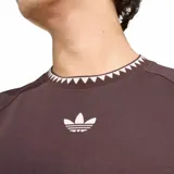 Remera Adidas Classic Sport de color marrón, con diseño de cuello redondo y puños acanalados con patrón geométrico en contraste, y logo del Trifolio bordado en el pecho.