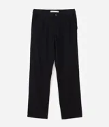 Pantalón de corte recto con textura de líneas verticales, confeccionado en algodón. Presenta cintura estructurada con presillas, cierre tradicional con botón y bolsillos funcionales.