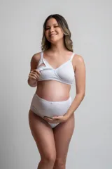 Soutién de lactancia blanco de algodón con detalles de puntilla, breteles con broches y doble capa de tela.