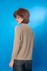 Sweater beige de tejido de punto acanalado, con escote amplio tipo bote y mangas largas.
