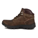 Bota acordonada marrón con suela negra de goma.